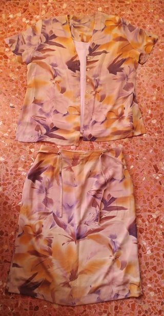 Traje falda y blusa estampado floral