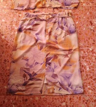 Traje falda y blusa estampado floral