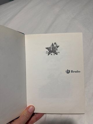 Kika Superbruja y la momia (Spanish Edition)