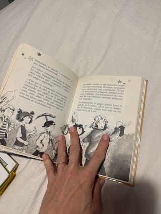 Kika Superbruja y la momia (Spanish Edition)