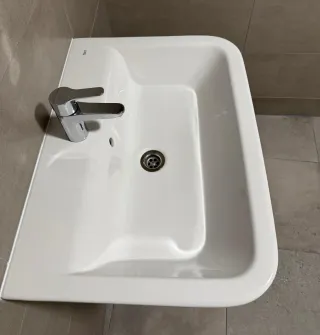 Lavabo con pedestal y grifería Roca