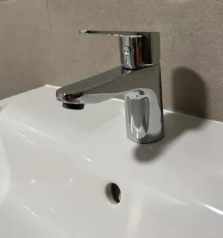 Lavabo con pedestal y grifería Roca