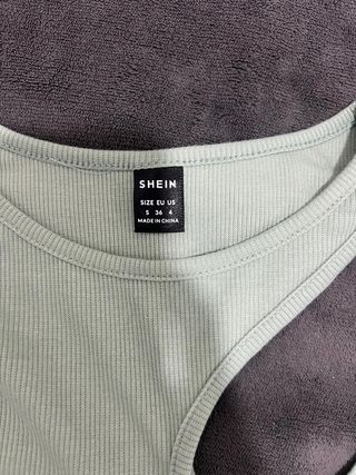 Camiseta verde asimétrica de Shein