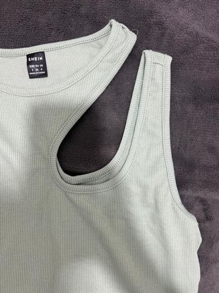 Camiseta verde asimétrica de Shein