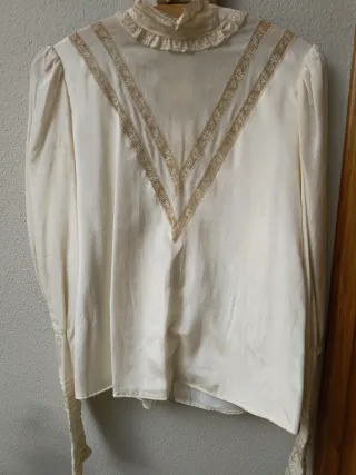 Blusa de seda vintage beige y blanca
