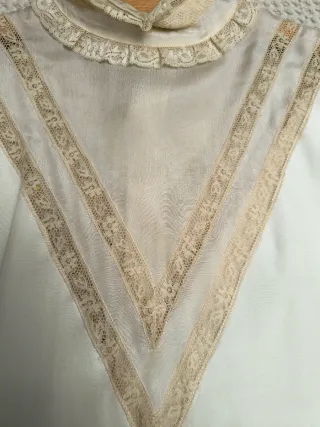 Blusa de seda vintage beige y blanca