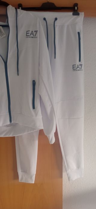 Chándal EA7 Negroy Nik escucho ofertas