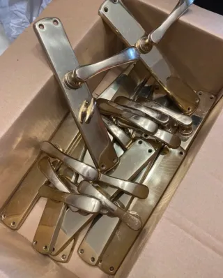 Manillas doradas para puertas