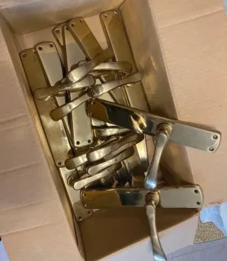 Manillas doradas para puertas