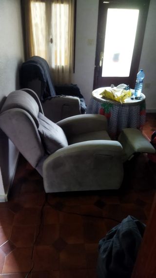 Sofá motorizado de tela gris