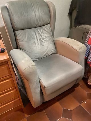 Sofá motorizado de tela gris