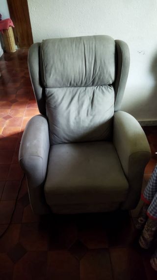 Sofá motorizado de tela gris