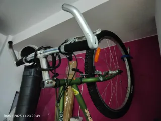 Bicicleta de montaña con cuadro de cromo y Llanta