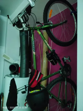 Bicicleta de montaña con cuadro de cromo y Llanta