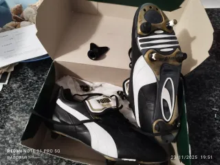 Botas de fútbol Puma King Negras y Adidas