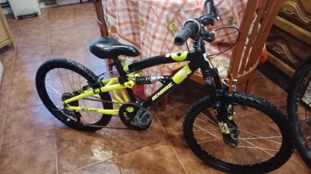 Bicicleta infantil en color negro y amarillo