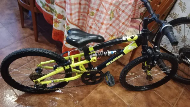 Bicicleta infantil en color negro y amarillo