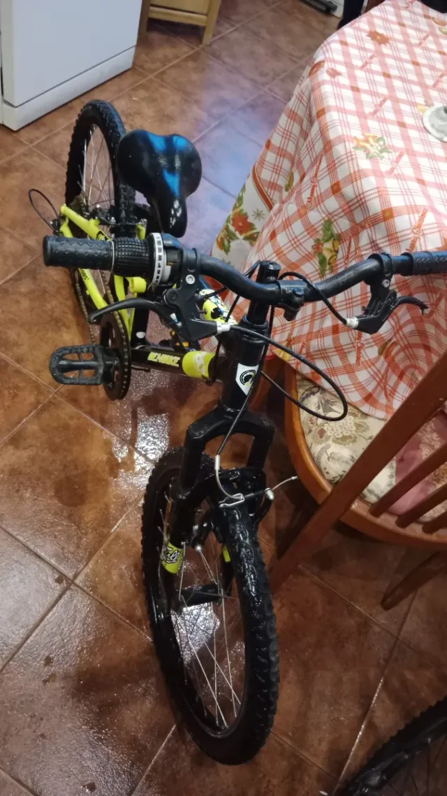 Bicicleta infantil en color negro y amarillo