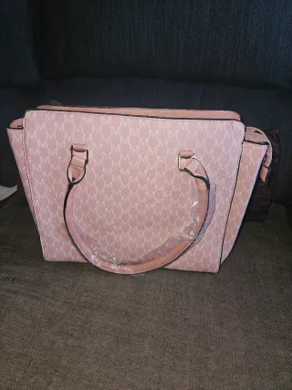 Bolso rosa con monograma