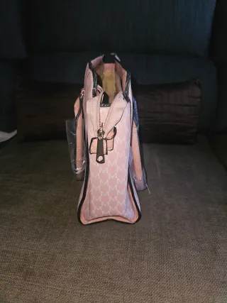 Bolso rosa con monograma