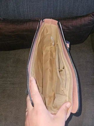 Bolso rosa con monograma