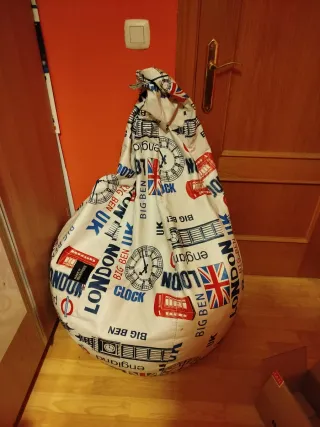 Puff pera estampado Londres para descansar.