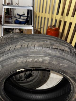 Neumático 215/65 R17