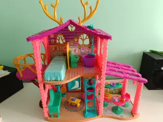 Casa Enchantimals con muñecas y accesorios