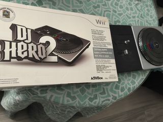 DJ Hero 2 Bundle Wii + Juego 1 - 2 mesas de Dj her