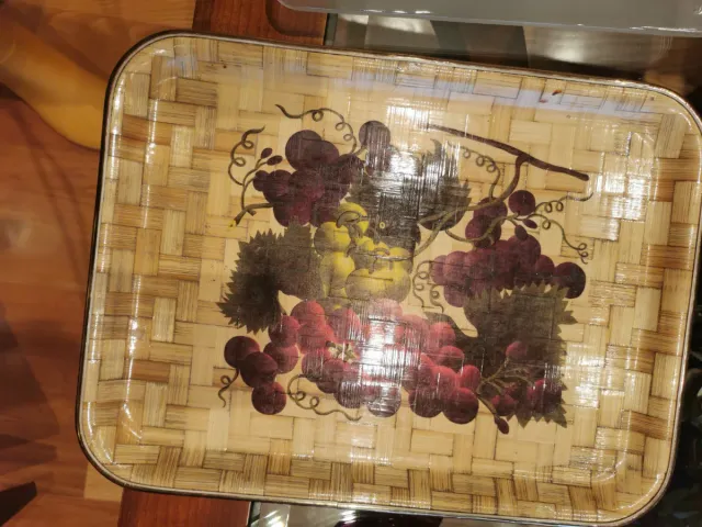 Bandeja mimbre con uvas decorativas