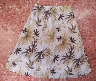Falda estampada hojas tropicales