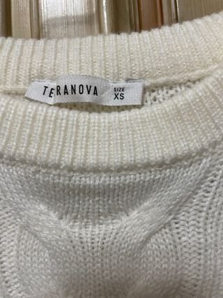 Maglione bianco lavorato a trecce