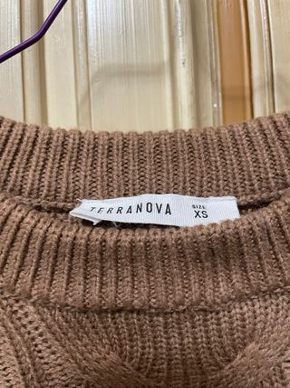 Maglione marrone lavorato a trecce