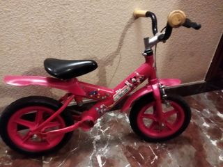 Bicicleta sin pedales rosa guardabarros