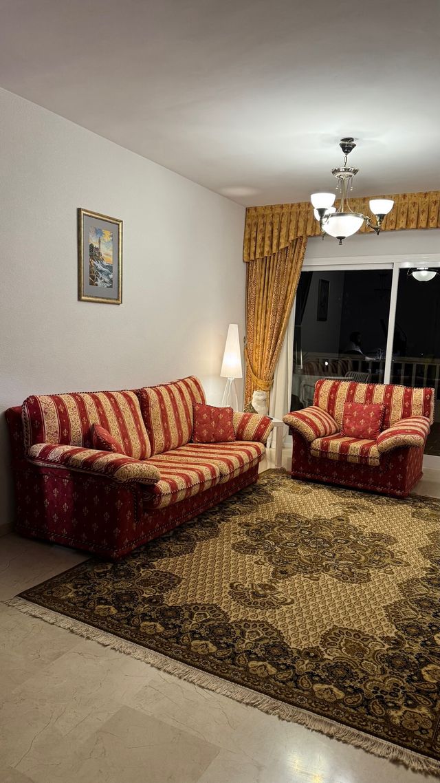 Divano e poltrona + 3 cuscini decorativi