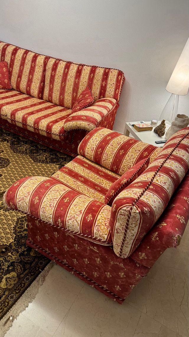 Divano e poltrona + 3 cuscini decorativi