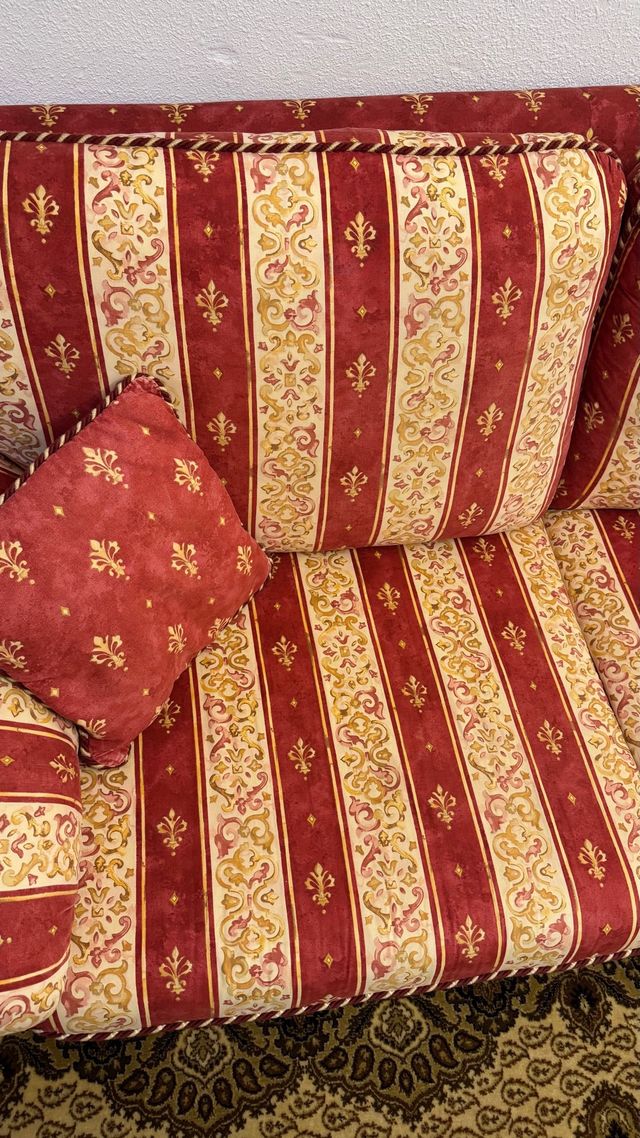 Divano e poltrona + 3 cuscini decorativi