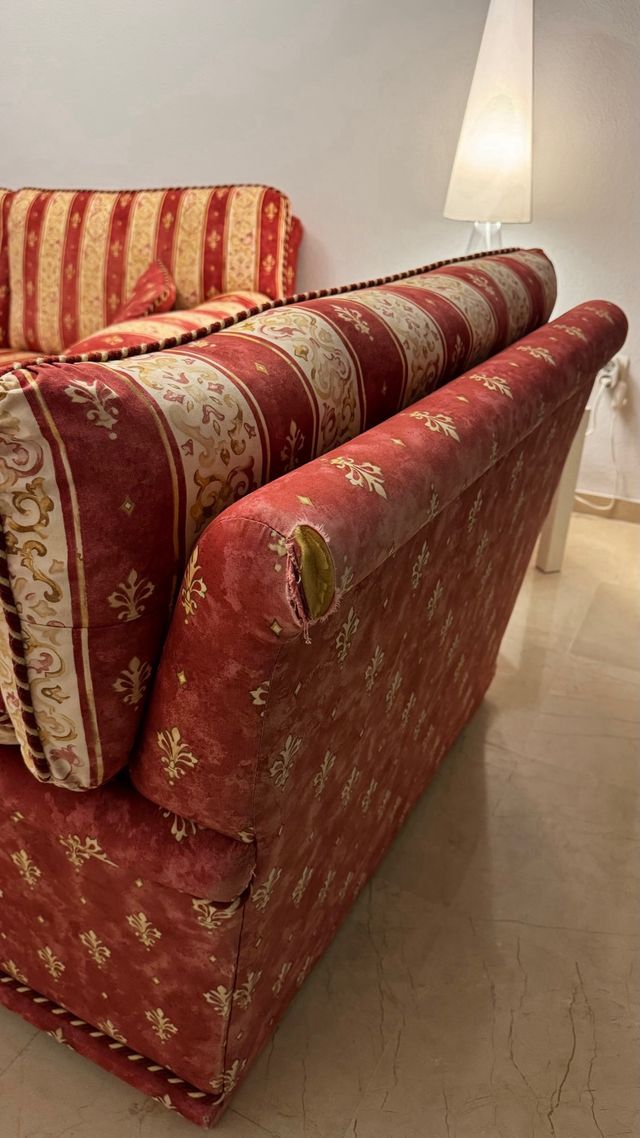 Divano e poltrona + 3 cuscini decorativi