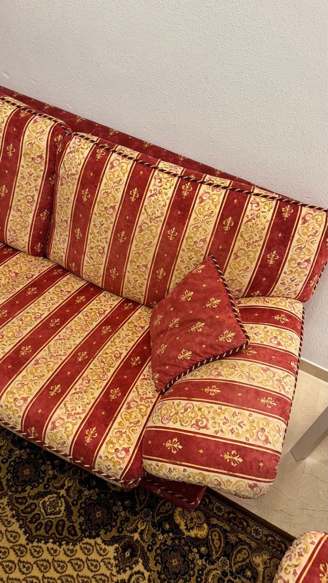 Divano e poltrona + 3 cuscini decorativi