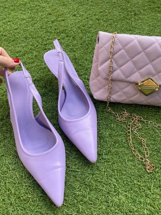 Zapatos malva y bolso dorado