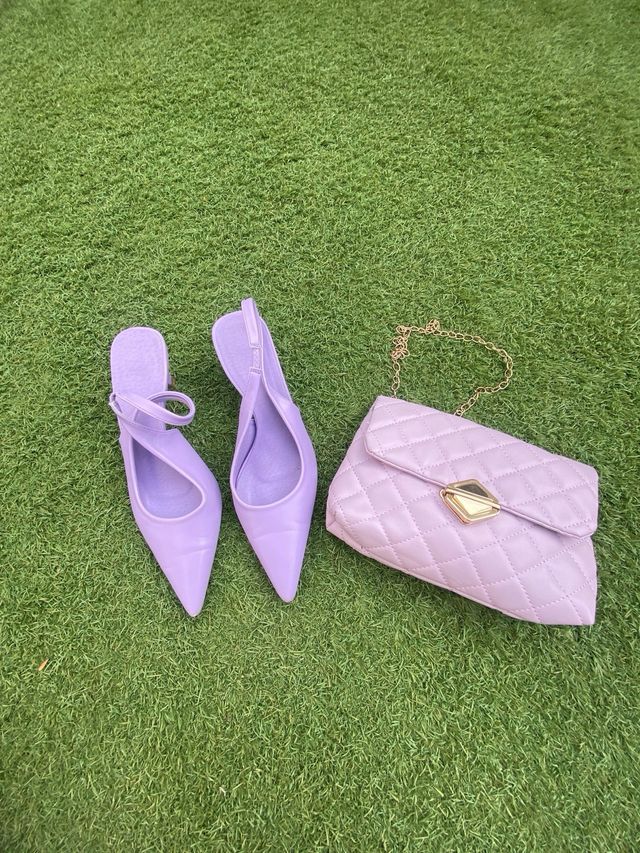 Zapatos malva y bolso dorado