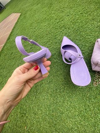 Zapatos malva y bolso dorado