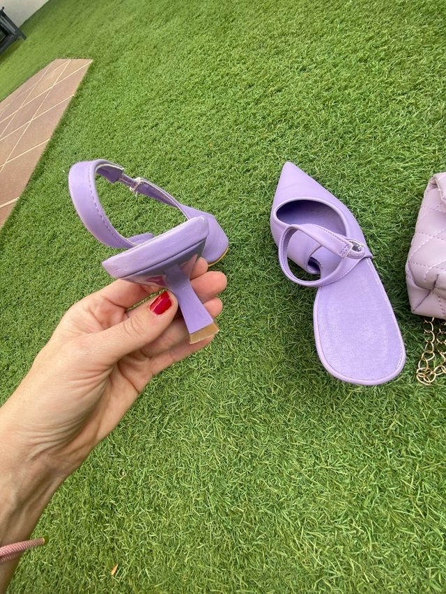 Zapatos malva y bolso dorado