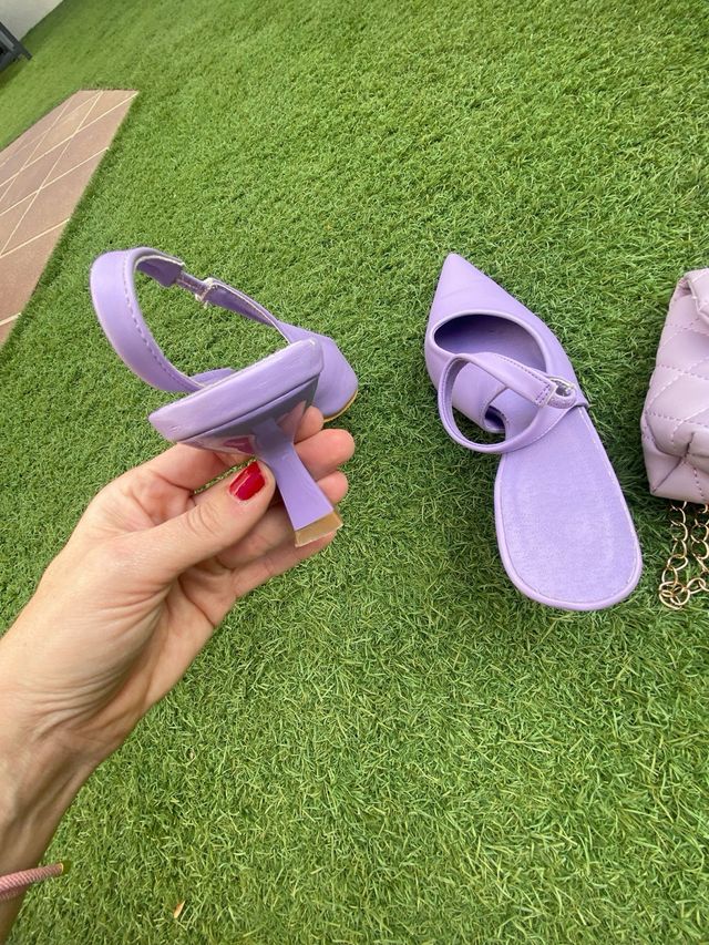 Zapatos malva y bolso dorado