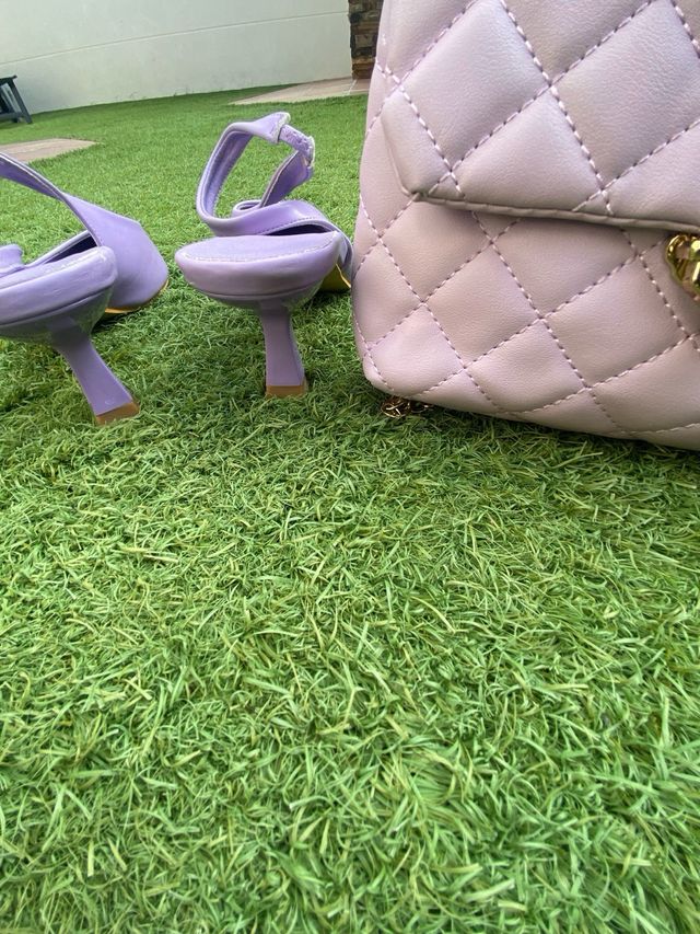 Zapatos malva y bolso dorado