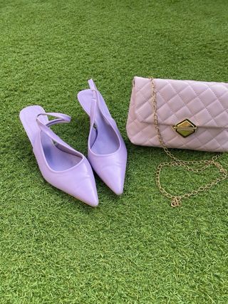 Zapatos malva y bolso dorado