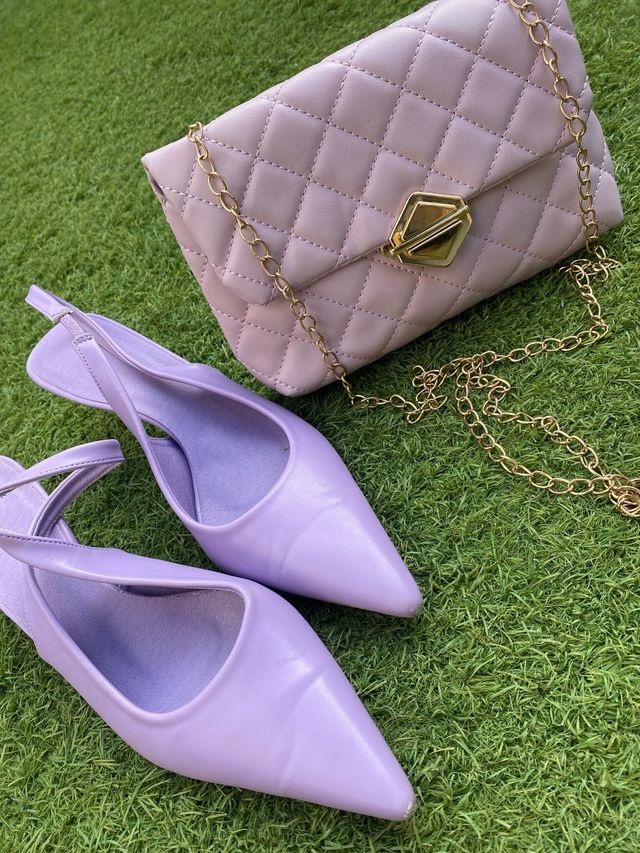Zapatos malva y bolso dorado