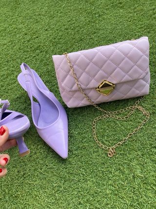 Zapatos malva y bolso dorado