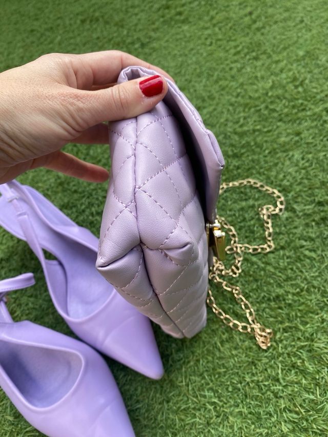 Zapatos malva y bolso dorado
