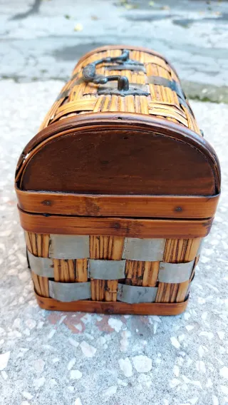 Cofanetto in vimini con chiusura